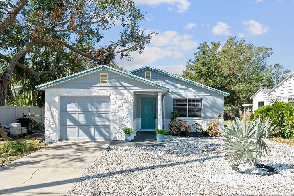 Active With Contract: $309,990 (3 beds, 1 baths, 991 Square Feet)