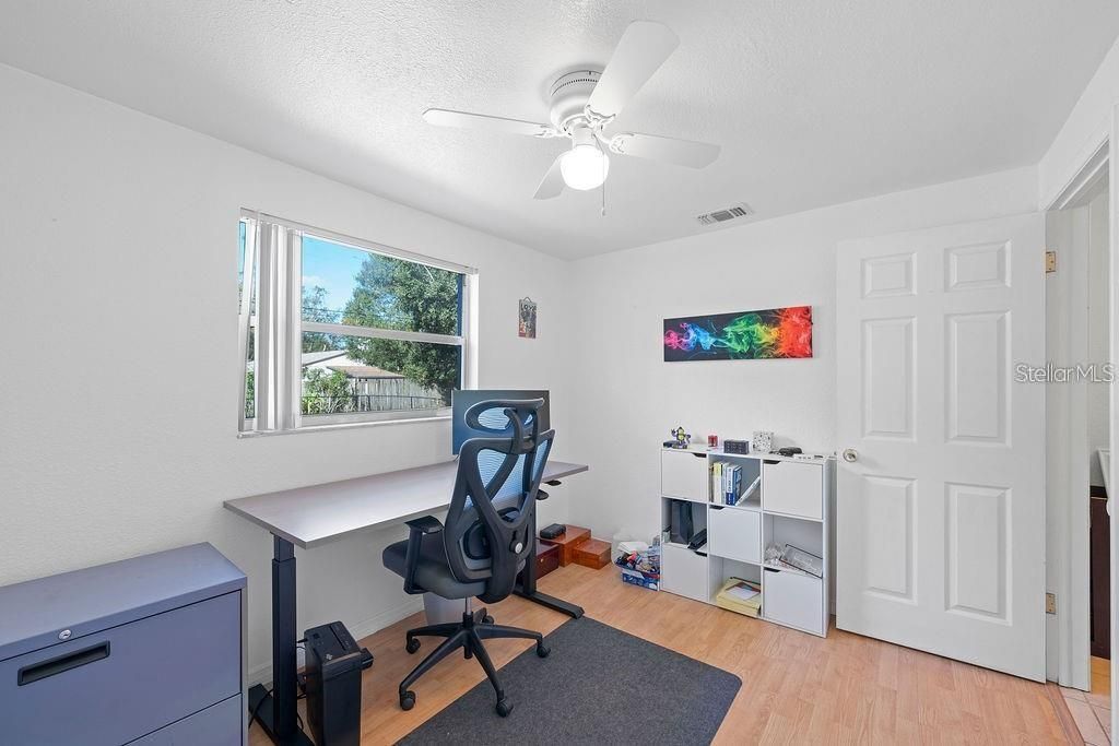 Active With Contract: $309,990 (3 beds, 1 baths, 991 Square Feet)