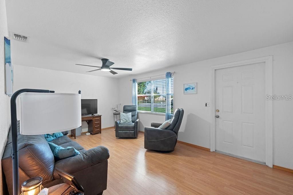Active With Contract: $309,990 (3 beds, 1 baths, 991 Square Feet)