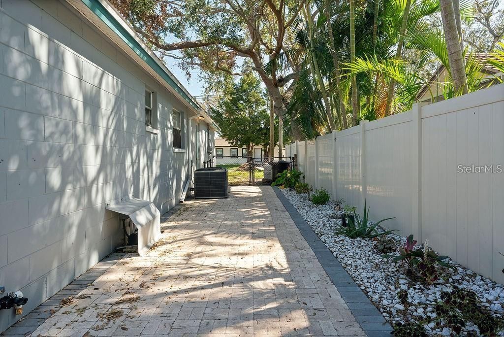 Active With Contract: $309,990 (3 beds, 1 baths, 991 Square Feet)