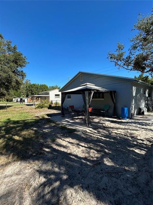Active With Contract: $309,990 (3 beds, 1 baths, 991 Square Feet)