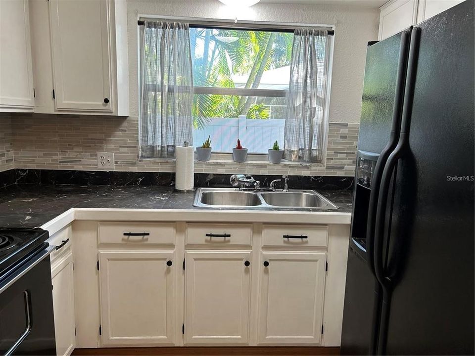 Active With Contract: $309,990 (3 beds, 1 baths, 991 Square Feet)