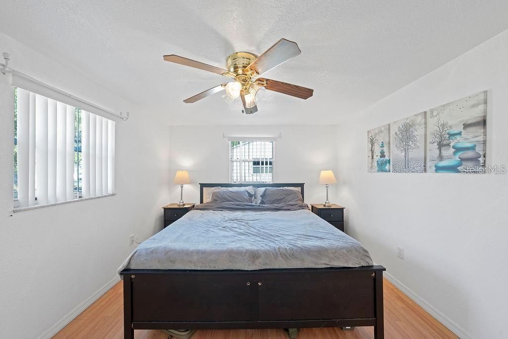 Active With Contract: $309,990 (3 beds, 1 baths, 991 Square Feet)