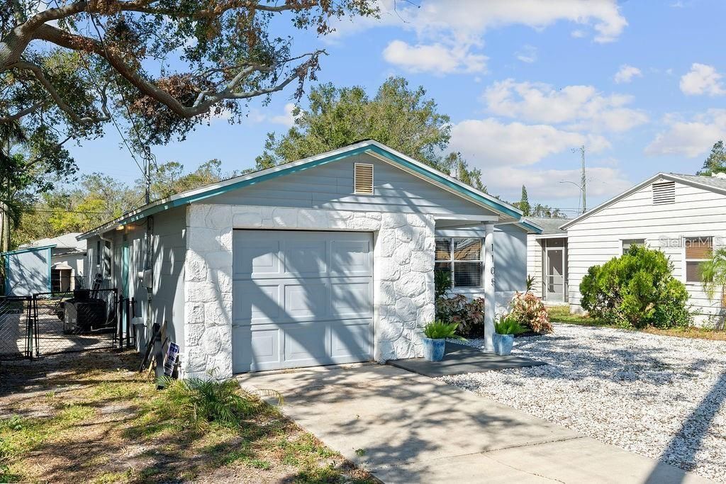 Active With Contract: $309,990 (3 beds, 1 baths, 991 Square Feet)