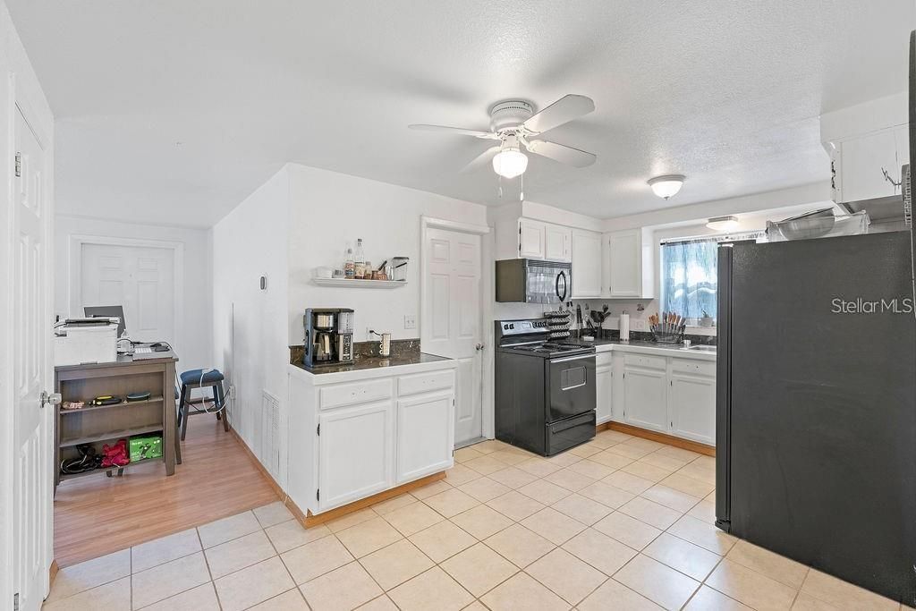 Active With Contract: $309,990 (3 beds, 1 baths, 991 Square Feet)