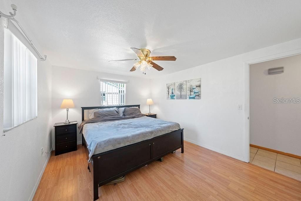 Active With Contract: $309,990 (3 beds, 1 baths, 991 Square Feet)