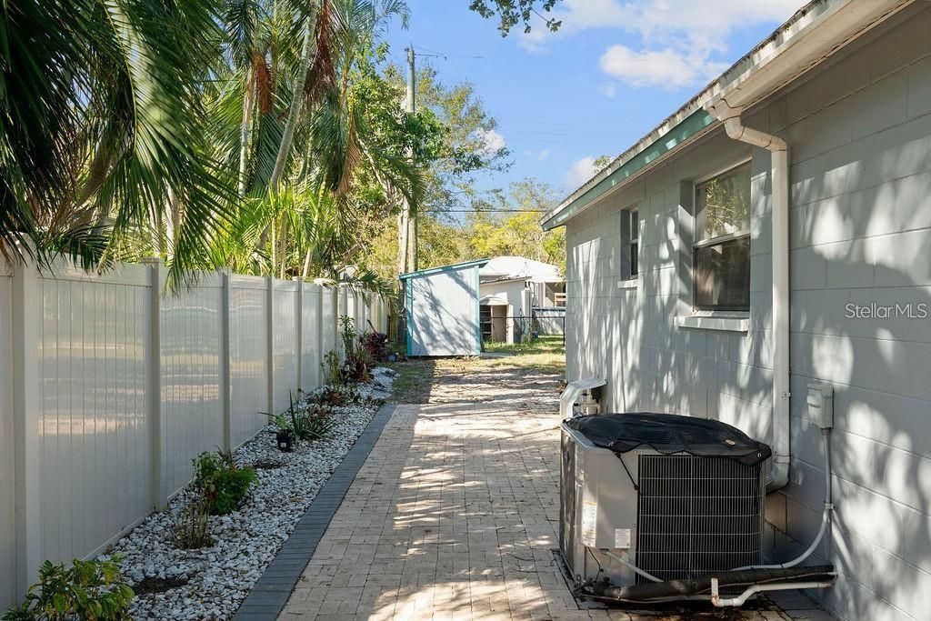 Active With Contract: $309,990 (3 beds, 1 baths, 991 Square Feet)
