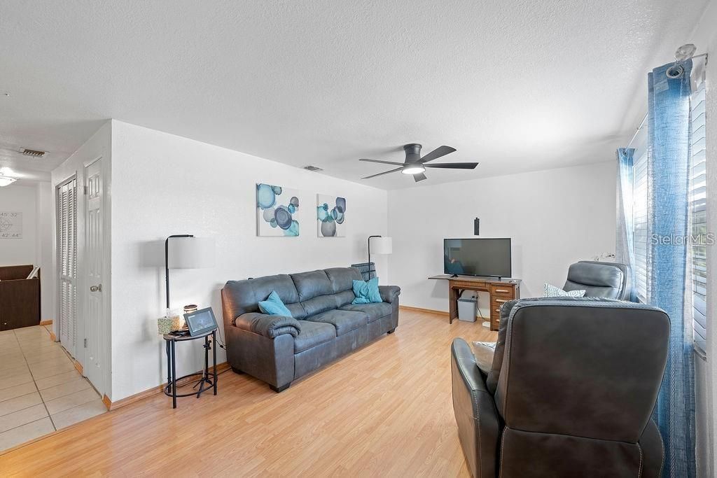 Active With Contract: $309,990 (3 beds, 1 baths, 991 Square Feet)