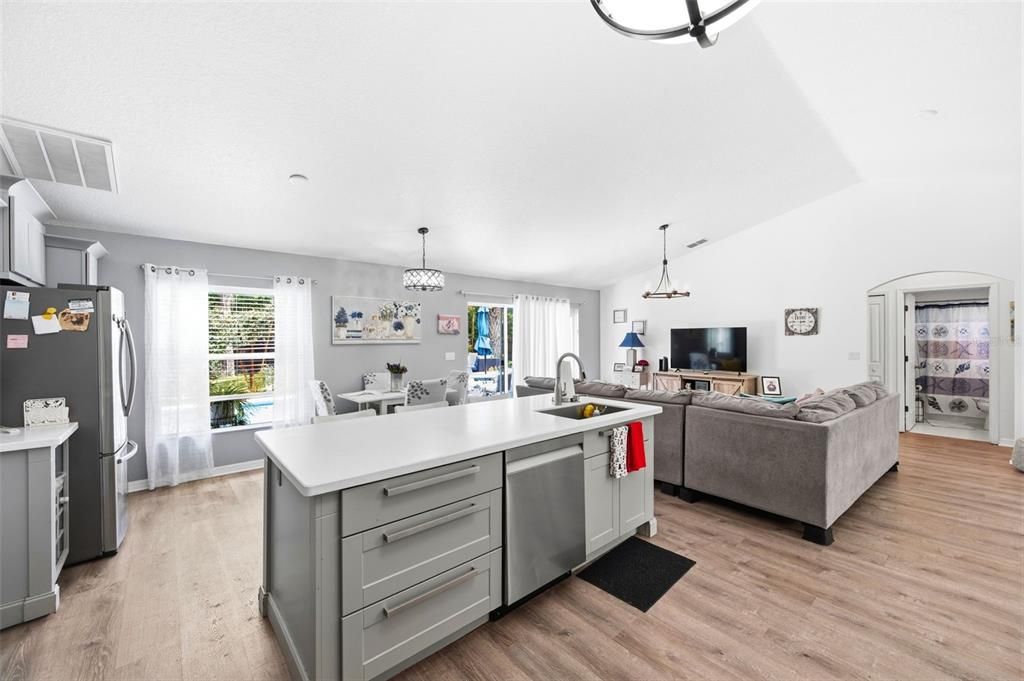 На продажу: $399,900 (3 спален, 2 ванн, 1526 Квадратных фут)