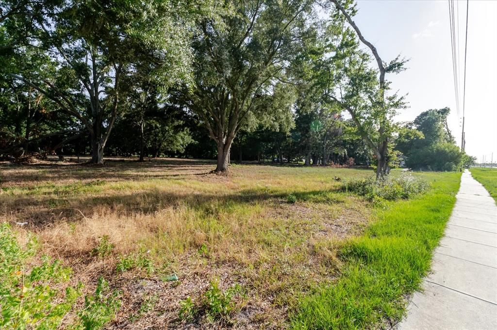 En Venta: $275,000 (1.06 acres)