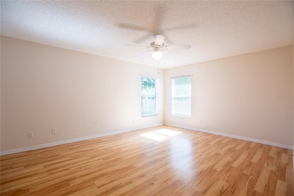 Activo con contrato: $314,999 (3 camas, 2 baños, 1825 Pies cuadrados)