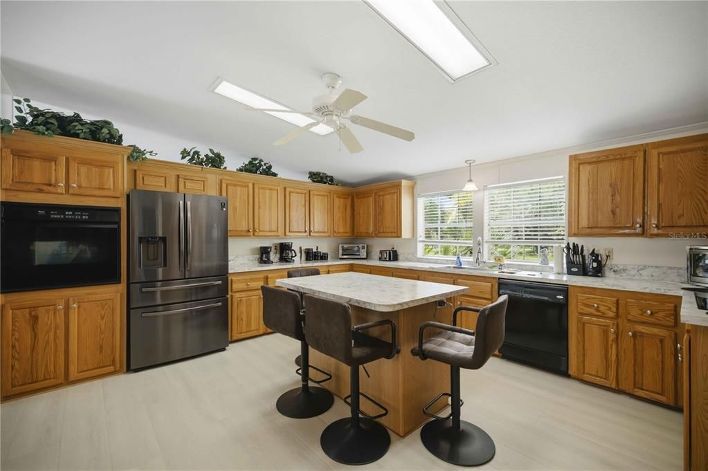 На продажу: $319,900 (3 спален, 2 ванн, 2176 Квадратных фут)