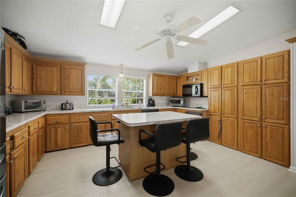 На продажу: $319,900 (3 спален, 2 ванн, 2176 Квадратных фут)