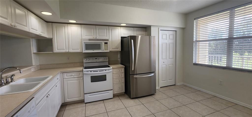 For Sale: $270,000 (2 beds, 2 baths, 1324 Square Feet)