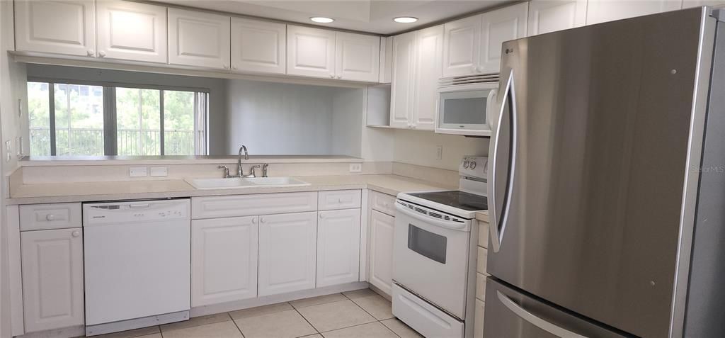 For Sale: $270,000 (2 beds, 2 baths, 1324 Square Feet)