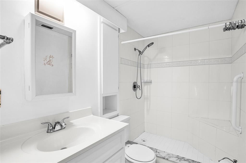 На продажу: $199,900 (2 спален, 2 ванн, 1046 Квадратных фут)