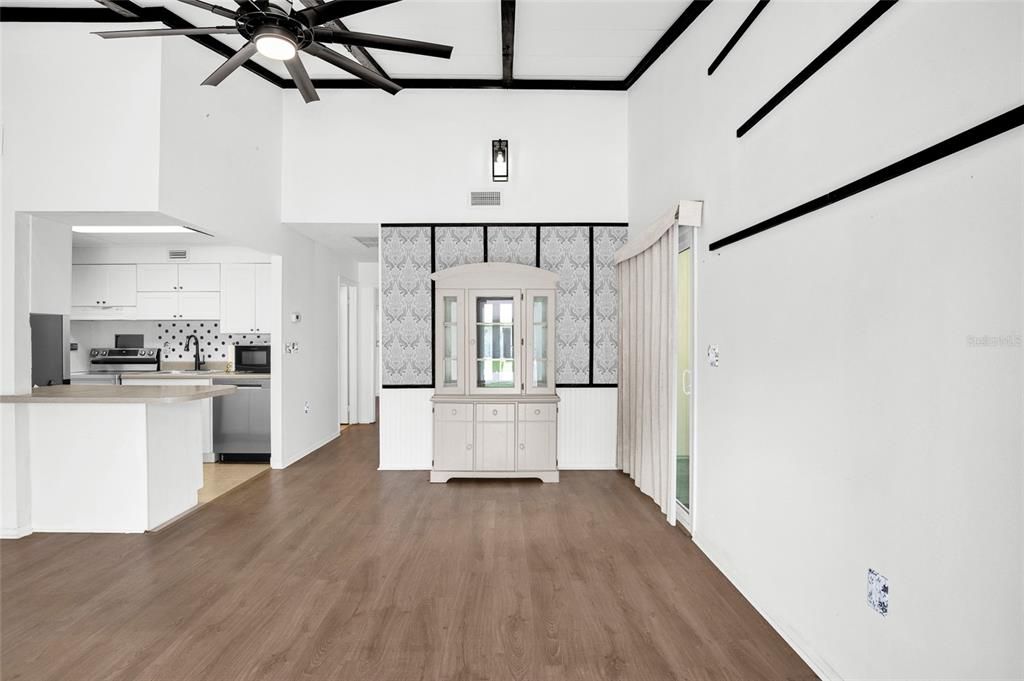 На продажу: $199,900 (2 спален, 2 ванн, 1046 Квадратных фут)