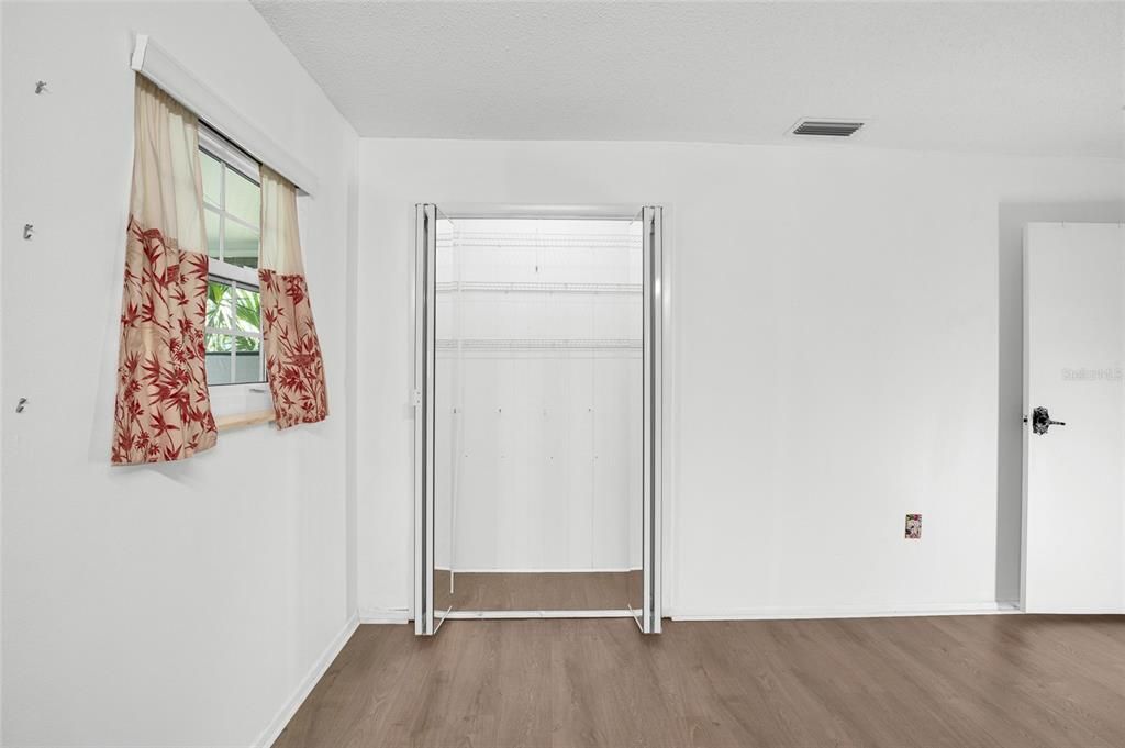 На продажу: $199,900 (2 спален, 2 ванн, 1046 Квадратных фут)