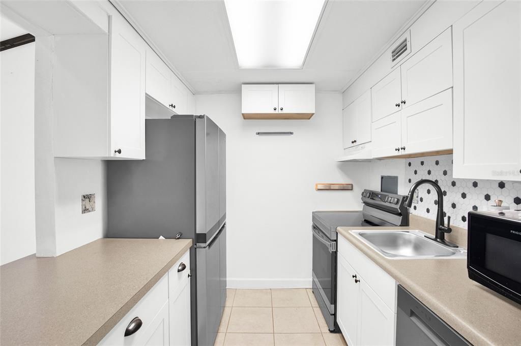 На продажу: $199,900 (2 спален, 2 ванн, 1046 Квадратных фут)