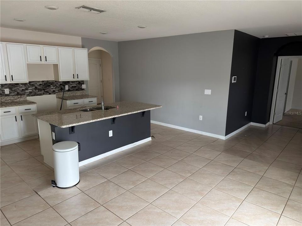 En Venta: $265,000 (4 camas, 2 baños, 1828 Pies cuadrados)