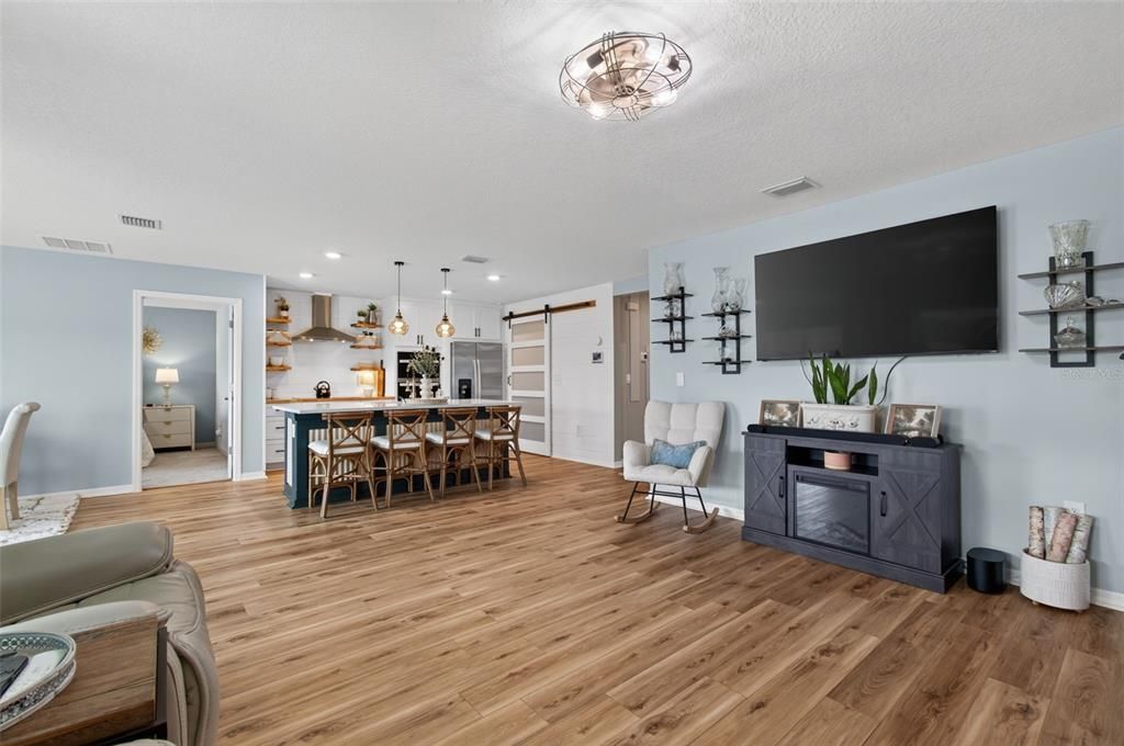 For Sale: $335,000 (3 beds, 2 baths, 1619 Square Feet)