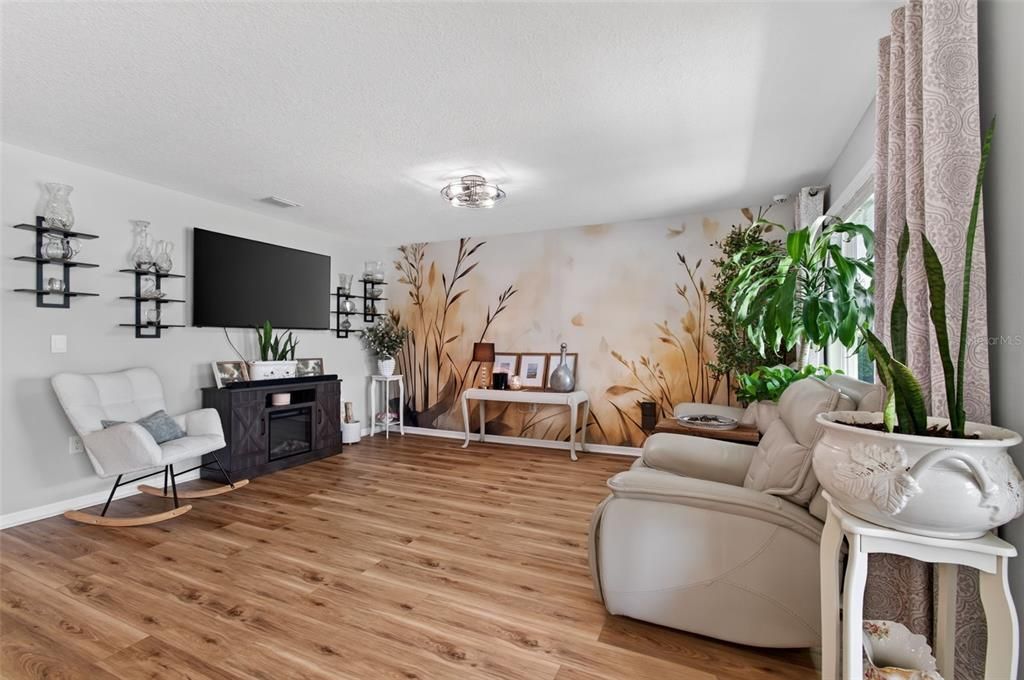 For Sale: $335,000 (3 beds, 2 baths, 1619 Square Feet)