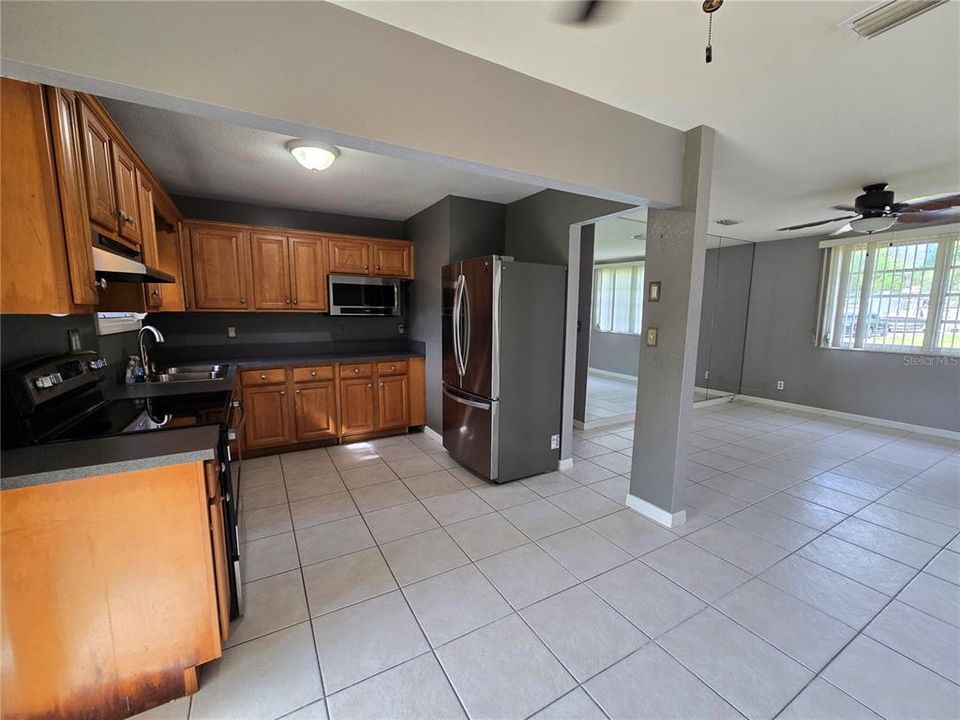 For Sale: $225,000 (3 beds, 1 baths, 988 Square Feet)
