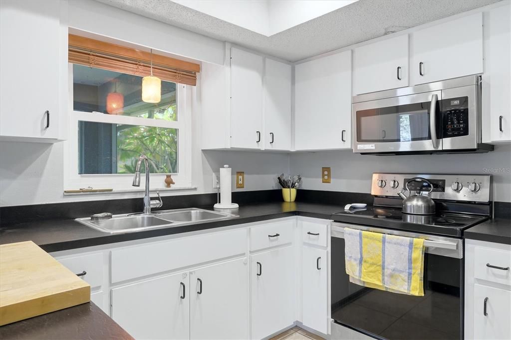 For Sale: $379,000 (3 beds, 2 baths, 1295 Square Feet)