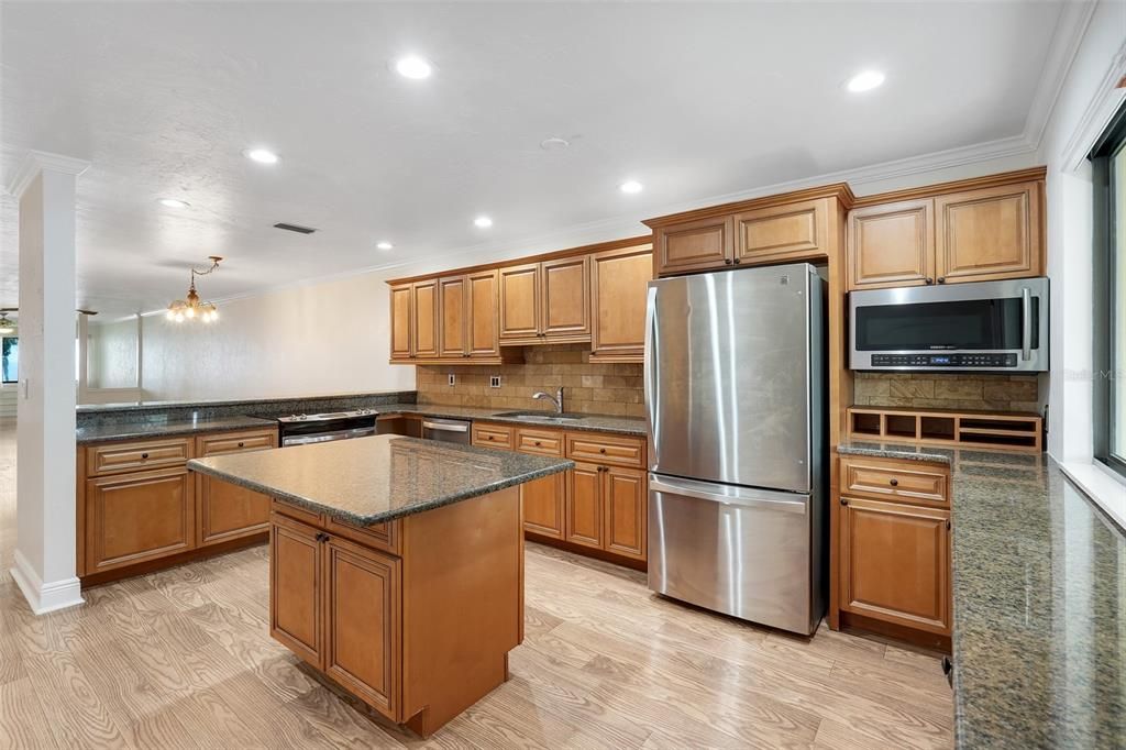 For Sale: $475,000 (2 beds, 2 baths, 1674 Square Feet)