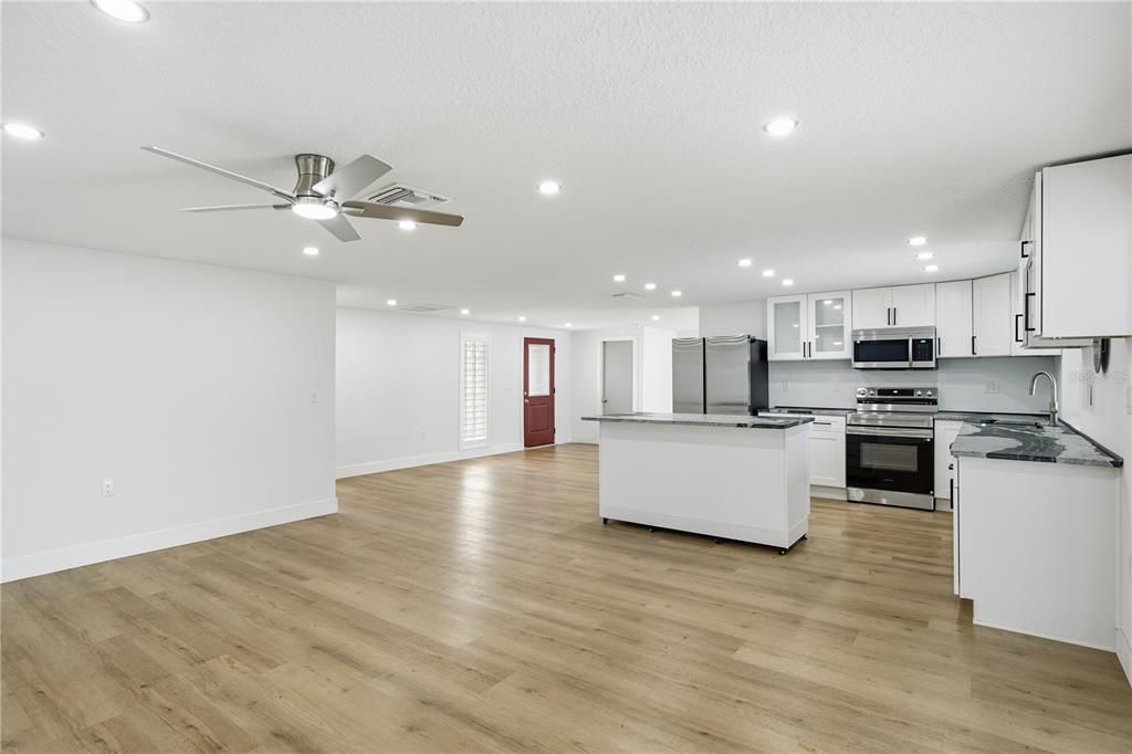 На продажу: $349,900 (3 спален, 2 ванн, 1614 Квадратных фут)