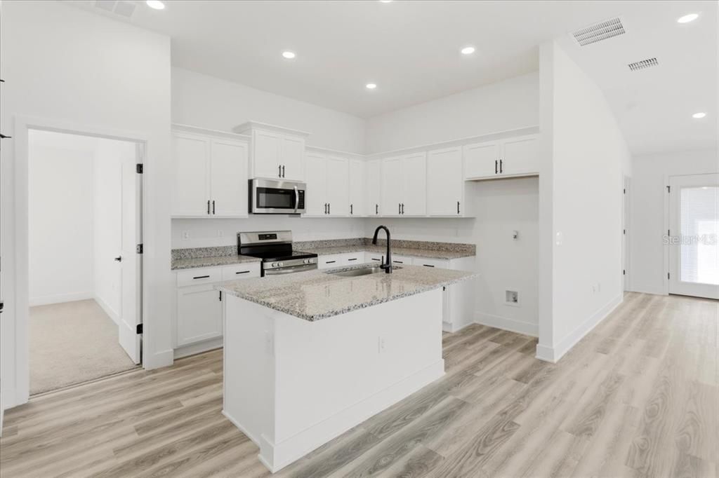 На продажу: $355,900 (4 спален, 2 ванн, 1635 Квадратных фут)