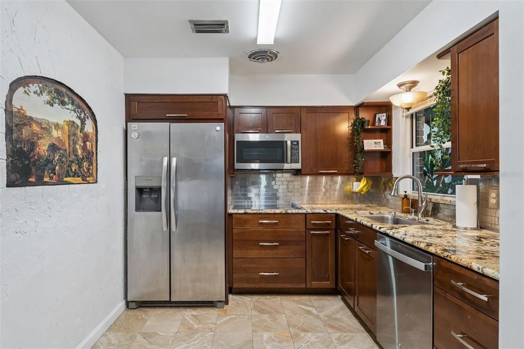 Activo con contrato: $369,000 (3 camas, 2 baños, 1092 Pies cuadrados)