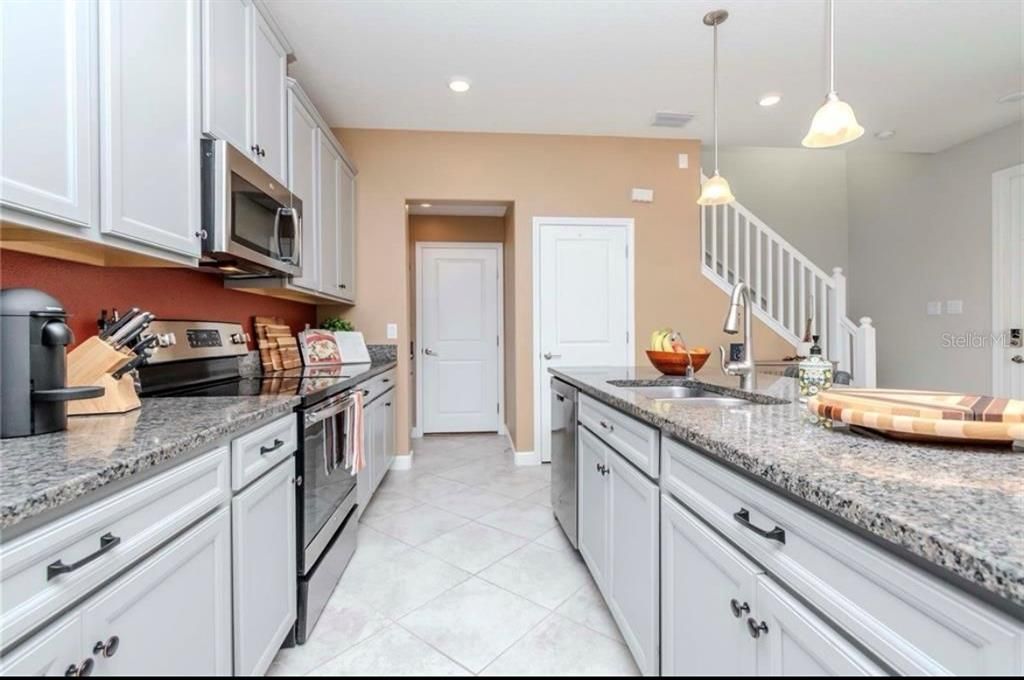 For Rent: $2,800 (3 beds, 2 baths, 1852 Square Feet)
