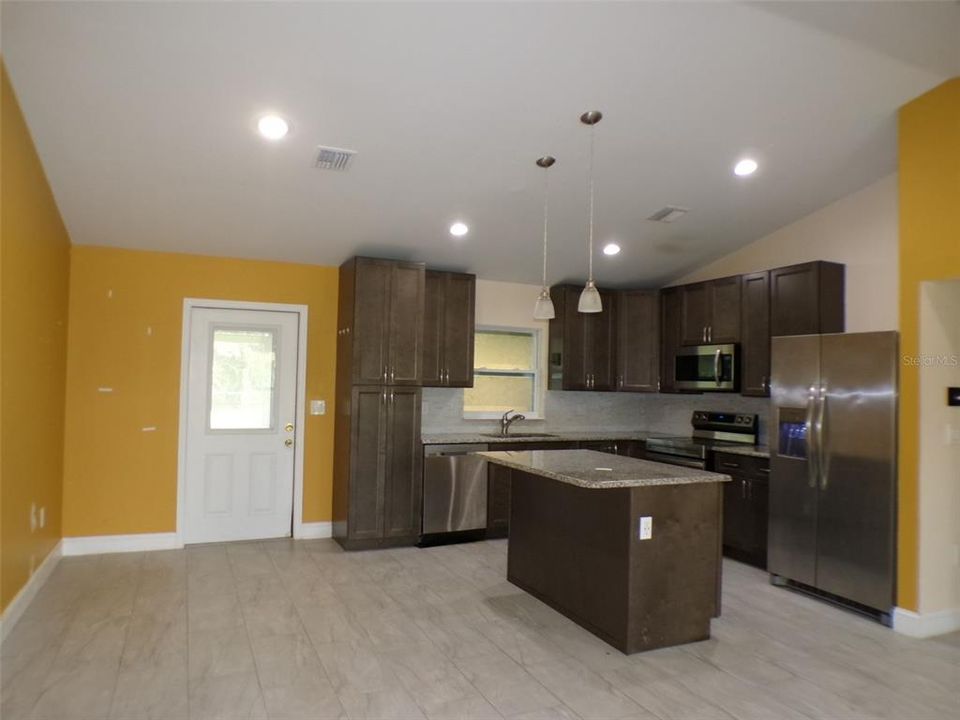 На продажу: $235,000 (3 спален, 2 ванн, 1331 Квадратных фут)