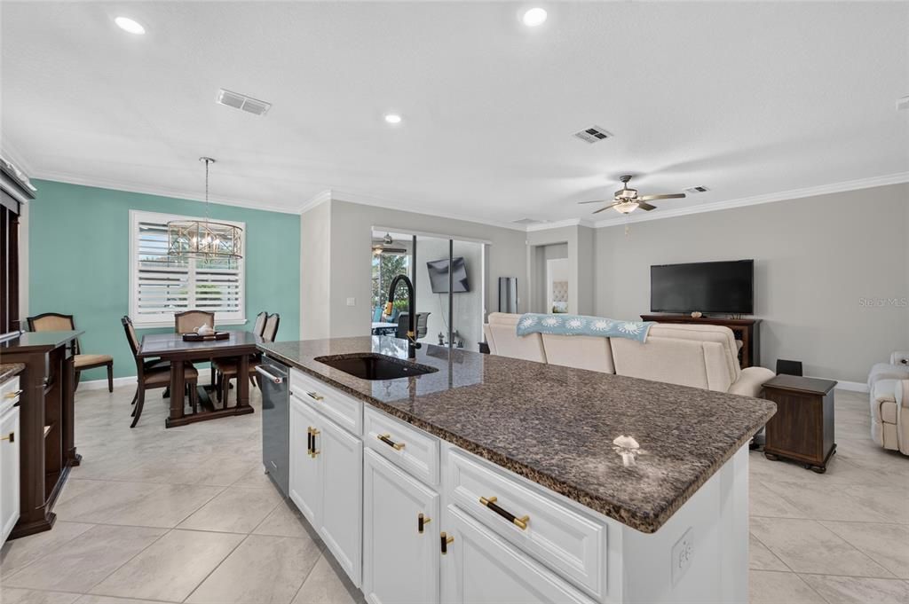 En Venta: $410,000 (2 camas, 2 baños, 1956 Pies cuadrados)