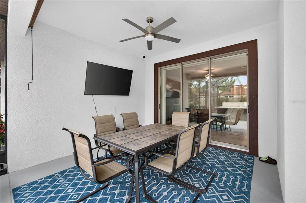 En Venta: $410,000 (2 camas, 2 baños, 1956 Pies cuadrados)