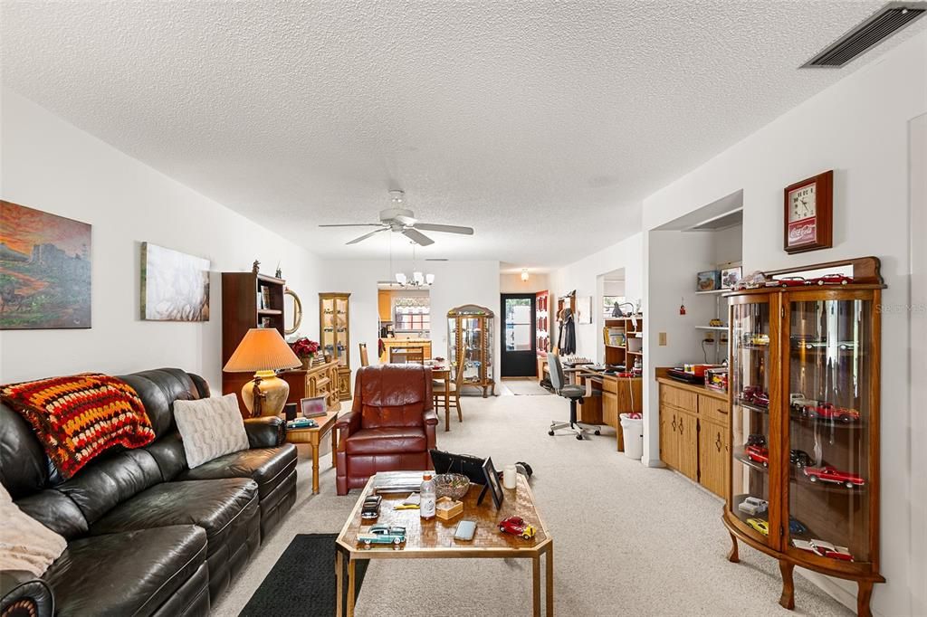 For Sale: $165,000 (2 beds, 2 baths, 1139 Square Feet)