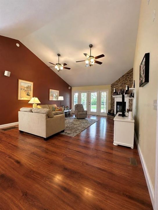 For Sale: $374,900 (2 beds, 2 baths, 1617 Square Feet)