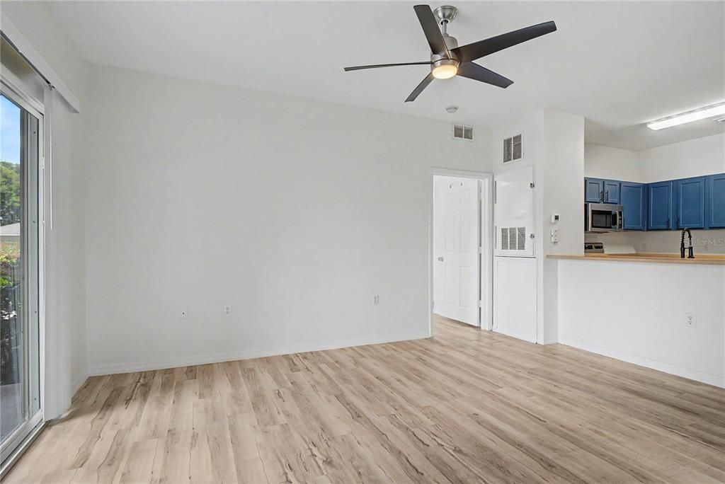 For Sale: $201,500 (2 beds, 2 baths, 962 Square Feet)