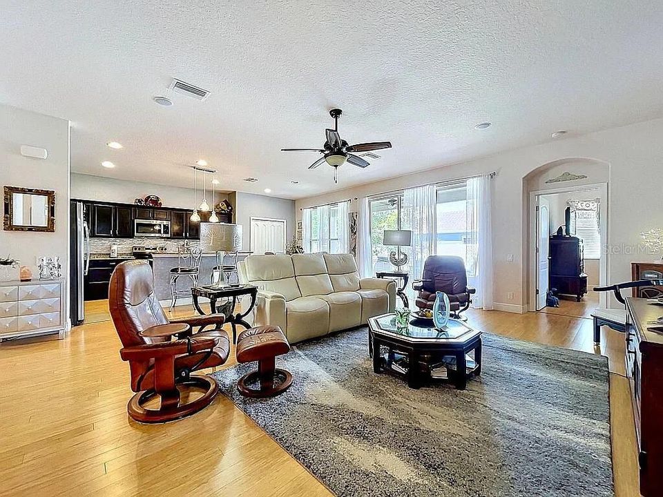 En Venta: $455,000 (3 camas, 2 baños, 2086 Pies cuadrados)