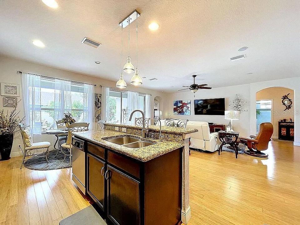 En Venta: $455,000 (3 camas, 2 baños, 2086 Pies cuadrados)