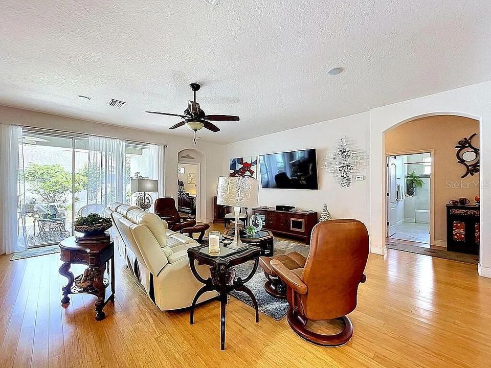 En Venta: $455,000 (3 camas, 2 baños, 2086 Pies cuadrados)