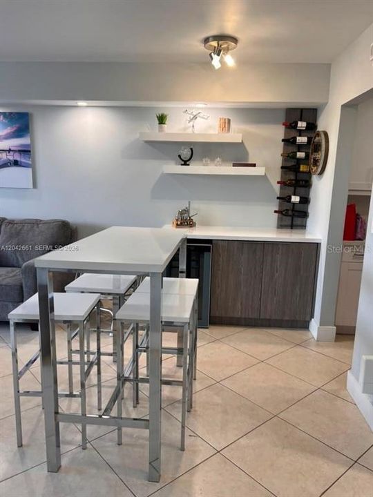 For Rent: $2,000 (1 beds, 1 baths, 723 Square Feet)