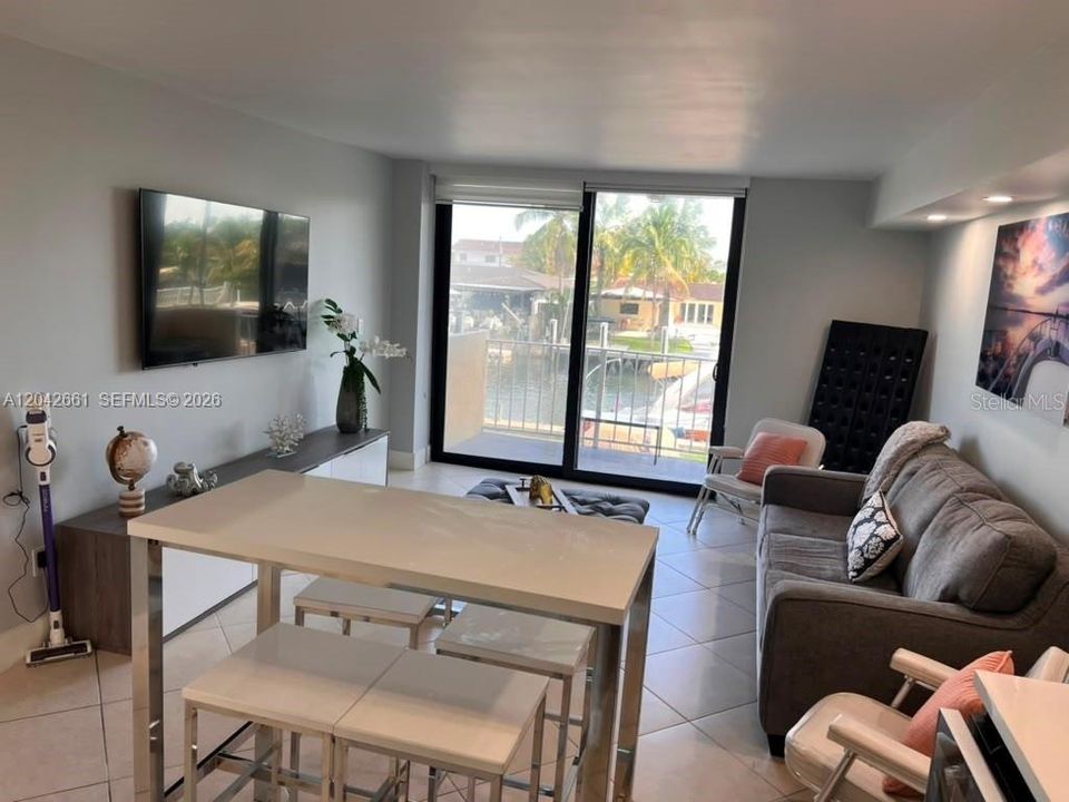 For Rent: $2,000 (1 beds, 1 baths, 723 Square Feet)