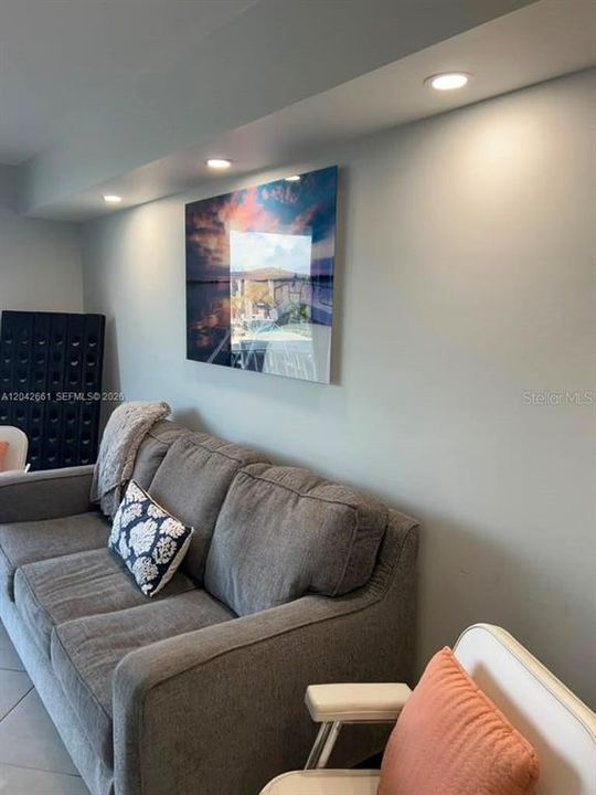 For Rent: $2,000 (1 beds, 1 baths, 723 Square Feet)