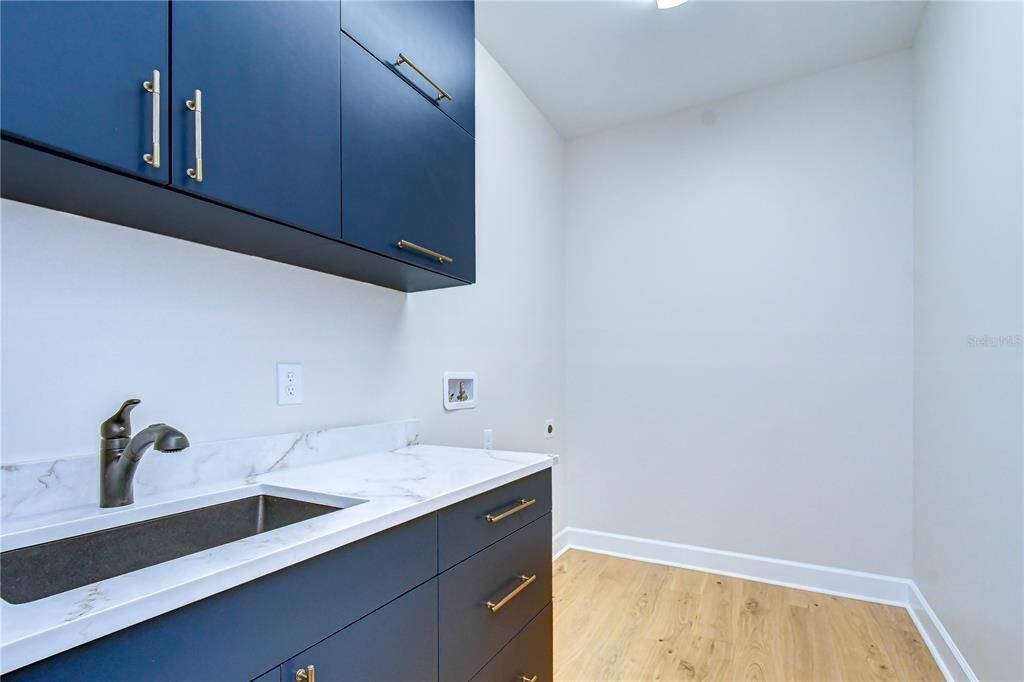 En Venta: $897,000 (5 camas, 3 baños, 3004 Pies cuadrados)