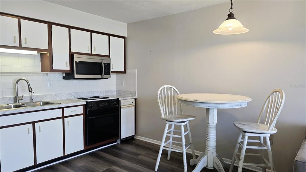 В аренду: $1,450 (2 спален, 1 ванн, 825 Квадратных фут)