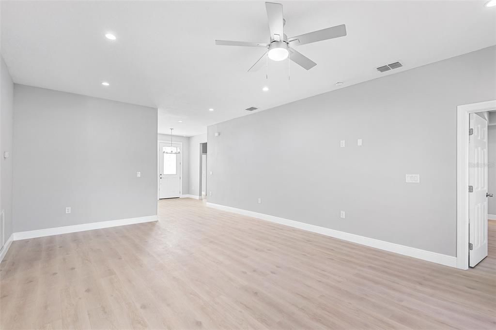 En Venta: $309,000 (3 camas, 2 baños, 1675 Pies cuadrados)