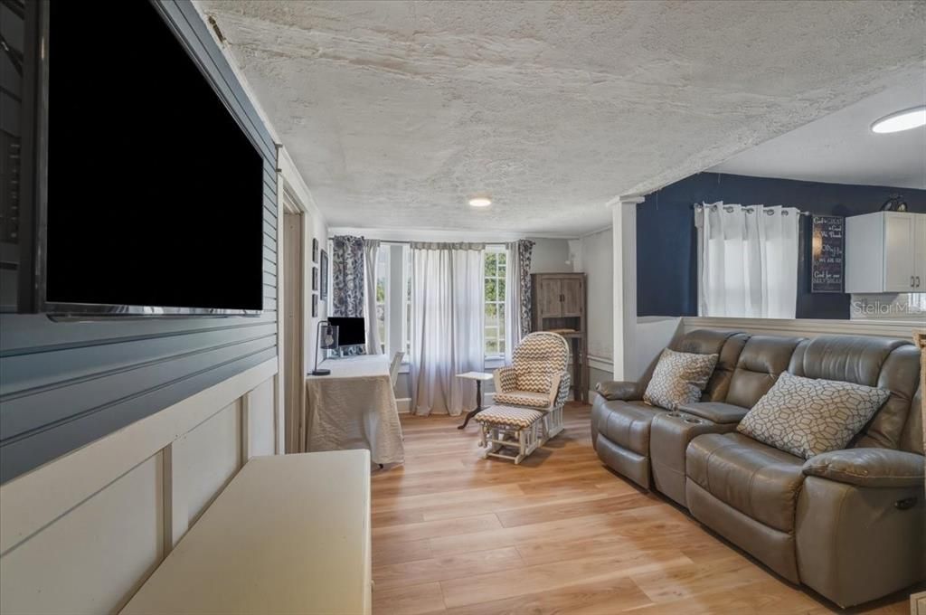 For Sale: $189,900 (2 beds, 2 baths, 1110 Square Feet)