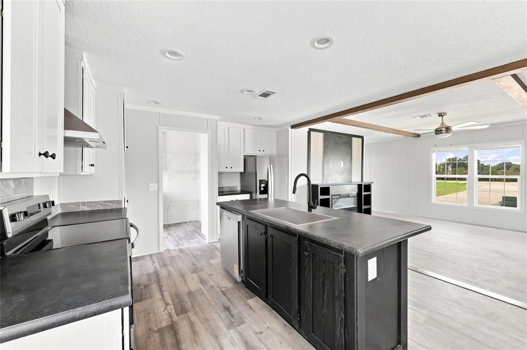 For Sale: $279,900 (3 beds, 2 baths, 1580 Square Feet)